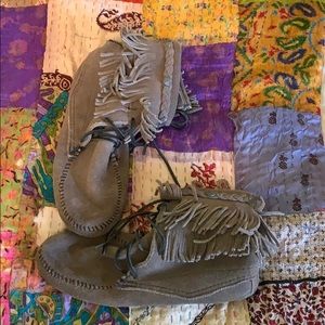 Minnetonka 100% leather fringe boots